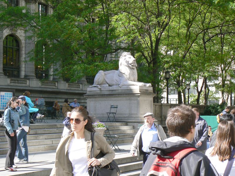 Bryant Park: Lion a l entree de la NY Public Library 2